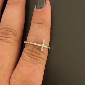 1/6 ct tw WG cross 10K ring